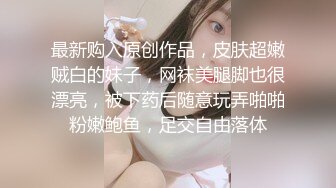 长相清纯金发卡伊萝莉萌妹自慰诱惑，逼逼无毛粉嫩不穿内裤，掰穴震动棒摩擦抽插，近距离特写棒子进进出出