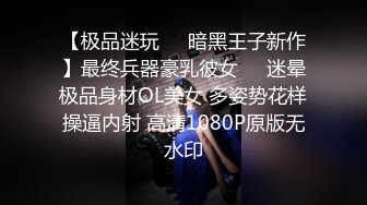 潜入公园女厕偷拍一个高跟制服少妇 不小心被发现了赶紧跑