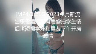 ⚫️⚫️超级乱伦，哥哥妹妹大桥洞下溪流冲凉，哥哥兽性大发脱妹妹裤子疯狂舔B揉逼，妹妹不太反抗任由摆布