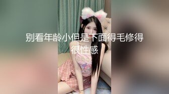 风景区女厕全景偷拍多位美女少妇前来献B (3)