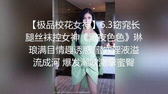 [MP4]精致少妇 紧身牛仔裤要在车上车震 车就停在一个网吧的门口 太大胆了