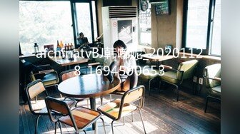 《魔手外购极品CP》快餐店女厕定点全景偸拍络绎不绝的小姐姐方便，几款阴毛挺性感，小美女抠逼闻闻味儿 (8)