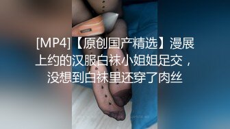 年轻小情侣开房，眼镜妹极品小女友，穿上睡衣网袜，极品修长美腿，骑乘位扛起爆操