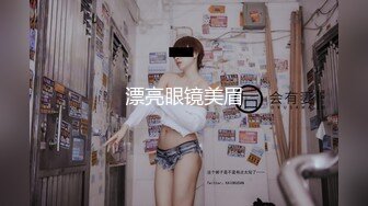 美女爬到窗前求插