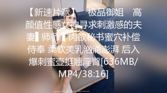 [MP4]4P名场面，猛男大战3个妹子坐沙发上一个个轮流来把甜美的那个美女抱起来操