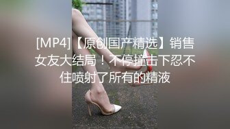 把手机放到黑丝少妇的屁股底下拍鲍鱼翻车了，一声尖叫吓得赶紧跑