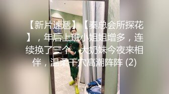 风情学妹露脸趴在纹身大哥胯间舔弄大鸡巴，开档黑丝