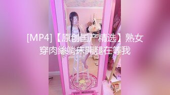 不露脸就够看超级粉穴学生妹，难得一见一线天嫩穴，近距离假屌爆插呻吟大声，没几下就流出很多白浆，圆润美乳粉色奶头