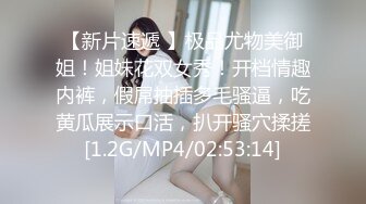 淫妻的标配 老公舒服 逼里一根 嘴里一根 手上玩着两根 一刻不停地被五根大鸡巴连续内射 骚逼灌满精液 太淫荡太诱惑