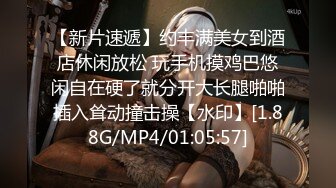 无毛逼风骚少妇看着黄片让大哥草，无套揉脸侧身吃着奶子草着逼，疯狂输出浪叫不断，直接让大哥射床单上刺激