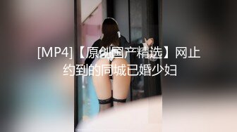 气质短发职场女白领露脸激情演绎，听狼友指挥撩骚互动各种诱人动作，揉奶玩逼特写展示，舔奶头好刺激别错过