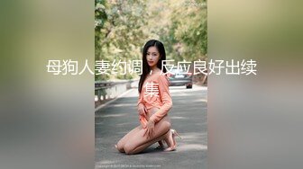 看长相就很骚的极品少妇全程露脸诱惑狼友，淫声荡语听指挥，揉奶玩逼舔手指上的淫水，鞋刷子都插逼里去了