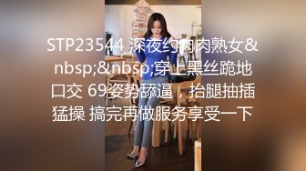 食品厂女厕偷拍黄衣少妇这是什么爱好？擦完PP要吻一吻什么味道