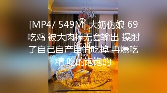 变态偷拍牛人闯入女厕手持拍摄美女们尿尿,还猛闻女神换下来的卫生护垫,说真香,最后用来撸一发