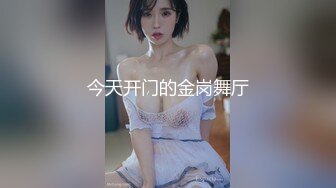 大神潜入商场女厕偷拍5位美女 其中有一位有点怀疑把脸凑过来看 (1)