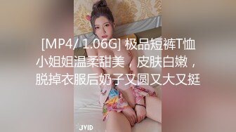 家庭摄像头偷窥，这少妇不得了，波霸不夸张，巨乳威风挺挺不下垂，走起来上下规律动荡，脱光光和小儿子一块洗澡！