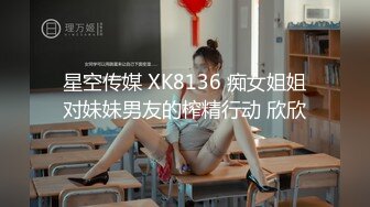 小飘飘御姐女神少妇，钢管舞诱惑脱衣艳舞，跟狼友互动撩骚后面还有小鲜肉，揉奶玩逼看特写，貌似来了大姨妈