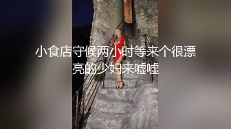 8月新流出私房大神极品收藏商场女厕全景后拍系列破洞吊带牛仔裤美女打着电话上厕所