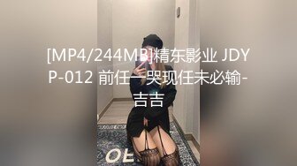 风衣牛仔裤美少妇