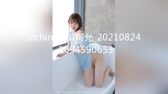 金发大妈上演脱衣秀