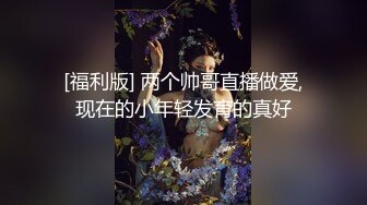 用手指玩弄一个熟妇的大黑屄