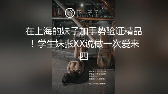 白丝露脸情趣装极品小妞酒店跟大哥激情啪啪，让大哥压在身下爆草蹂躏，淫声荡语不断嫩逼小穴特写展示，好骚