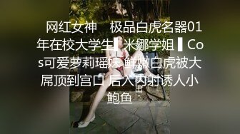 红发眼镜美女跪着满满享受这大鸡鸡