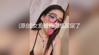 屌丝男给女同学修电脑❤️利用上厕所在卫生间偷装摄像头偷拍她洗澡貌似身材还可以哈