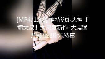 高颜值校园女神大学里诸多舔狗的女神，逛超市专门挑选一根粗长黄瓜回家自慰用