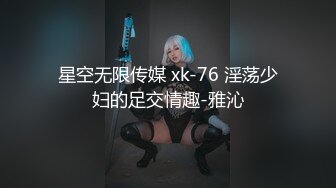 强行把漂亮女友按在床上插B，看她享受的样忍不住拍了下来