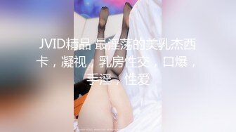 十二月新流出大神潜入水上乐园更衣淋浴间出口偷拍 美女换衣服警觉性很高的红衣妹子瞪着作者看