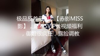 邻居家的骚妹妹，一个人在家发骚跟狼友互动，撩骚不断玩弄假鸡巴，揉奶玩逼坐插道具要草狼友大鸡巴表情好骚