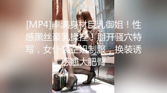 商场女厕近距离偷窥绿衣少妇的大肥鲍鱼