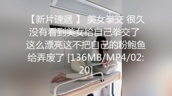 颜值不错清秀小姐姐穿着白衣牛仔裤，坐沙发上揉捏她