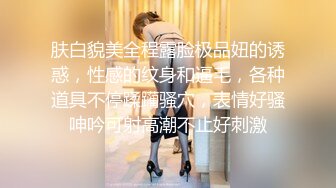 《极品CP魔手外购》经济型集体公寓女厕三机位全景偸拍各种学生和上班族小姐姐熟女方便，意外收获小情侣厕所躺平造爱1