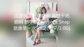 YC商场抄底两个吃零食白裙小美女 纯棉内裤前面有湿痕竟然无毛