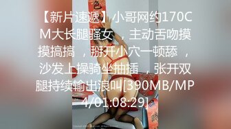 秃顶中年大叔幸福生活，两个嫩妹激情双飞，肉感身材无毛肥穴