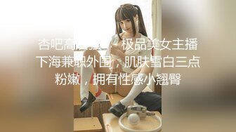 《极品CP魔手外购》坑神潜入某单位女厕隔板缝中实拍超多小姐姐方便，赤裸裸逼脸同框，妹子对着镜头看半天都没发现异常 (6)