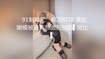 淫荡熟女富婆让肌肉男肏老骚逼，还自己用手机拍给她舔逼