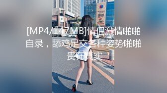 muah同學 躲在学校女厕所等待下课铃声响起女学生一群一群的来献逼