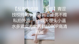 小胖妞碰水了，不要不要的