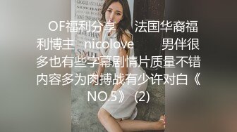 高颜值姐姐躲闺房里吃奶，婴儿般地肌肤，这么劲水的奶头舔得起劲啊，看着都硬了，两根手指插逼逼呻吟淫荡吃手指！