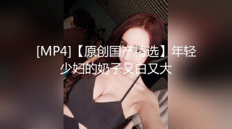 服装店老板娘在店里逼里夹着跳弹接客卖货闲聊，全程露脸顾客一走就开始骚，躲进试衣间脱光揉奶子自慰骚逼