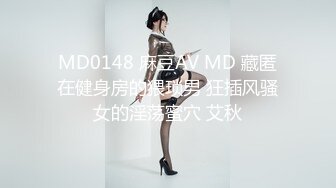 牛仔裤小背心，很会玩诱惑极品女，难得露脸细长美腿，脱下丁字裤露多毛肥穴，翘起对着镜头扣弄，换上吊带黑丝