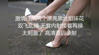 中年大叔忽悠美女顾客做特殊服务，全身按摩撩骚忽悠顾客揉奶玩逼，按摩床上爆草抽插，给骚逼干的神魂颠倒[