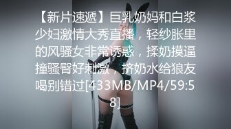 小县城路边沟厕偷拍几个美女尿尿好像被其中一个发现了