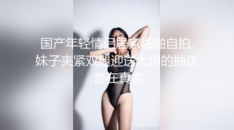 夜市宵夜摊低胸装美女被猥琐大叔围观 尽力防走光没想到下面还是被偷拍内裤夹进了屁股缝逼痕明显