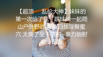 肉感巨乳骚御姐！浴室洗澡吃屌！穿上开档牛仔裤，后入大肥臀奶子直晃