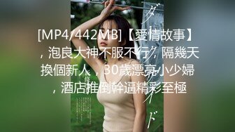 商场白色隔板全景后拍多位美女尿尿1 (5)