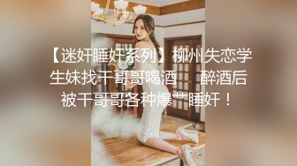 上面在玩吃鸡下面美女吃JB ，极品美女趴在桌子下口交